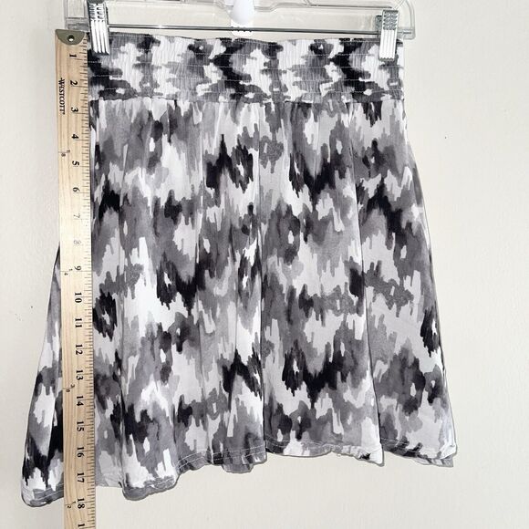 Cute Flowy Mini Skirt Size M Smocked Waist Semi Shark Bite Hem Black White - Picture 4 of 8